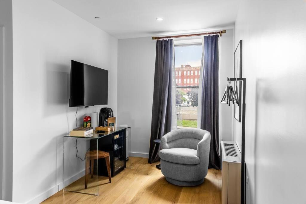 Apartment Dtwn Bangor, Historic Hotel, Coffee Shop In Building, # 105